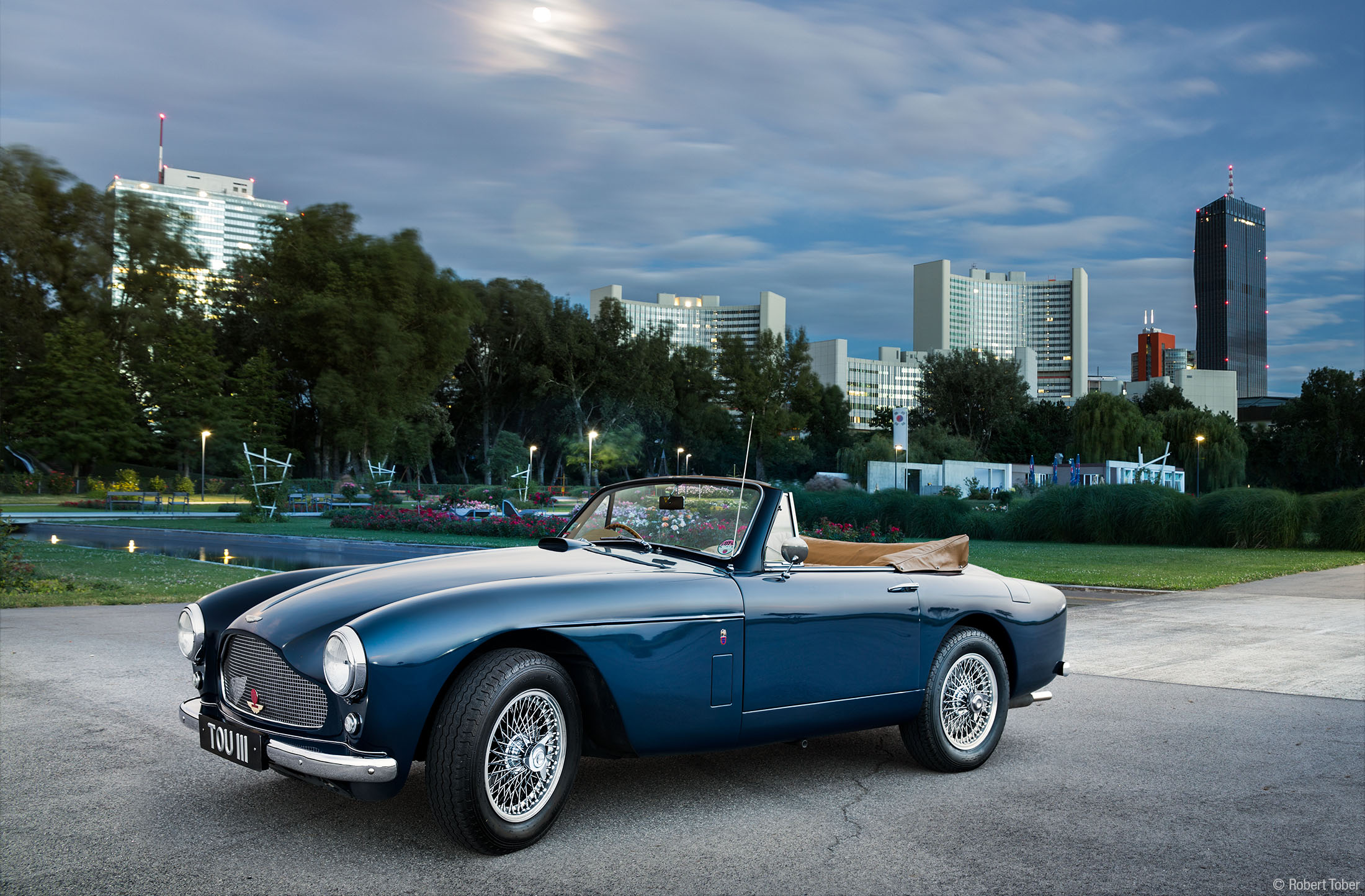 aston-martin-mark-iii-convertible-cabrio-donaupark-robert-tober-fotograf-sterngasse-8 Aston Martin Mark III im Donaupark Wien, mit der UNO City und der DC-Tower im Hintergrund.