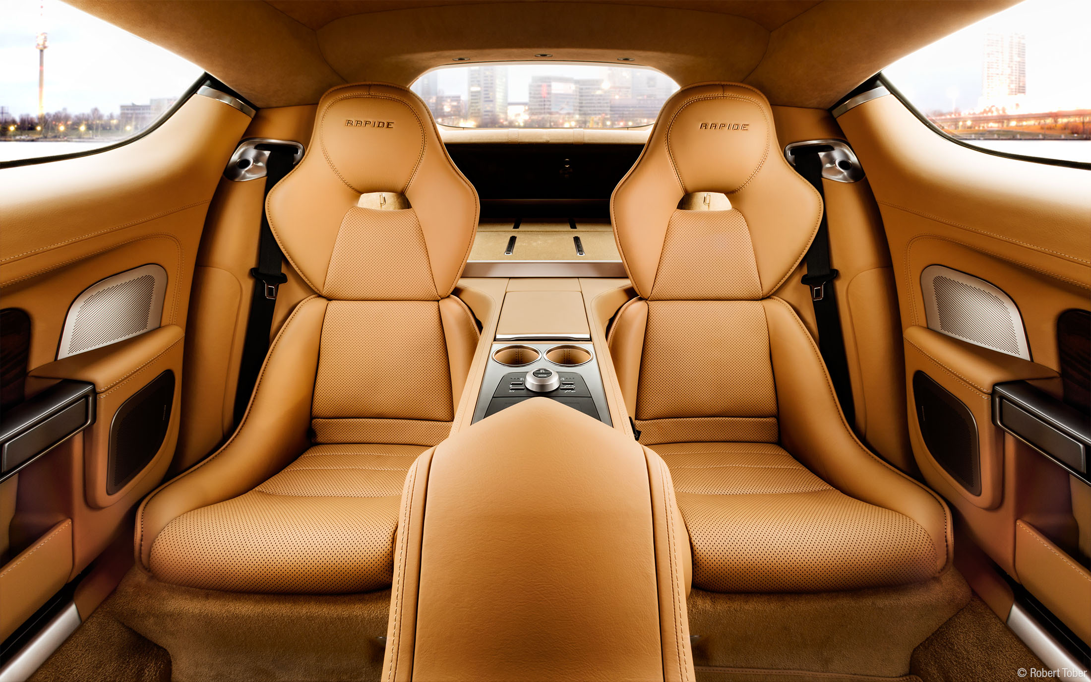 aston-martin-rapide-v12-leder-ruecksitze-interieur-luxury-sportscar-luxus-sportwagen-automotive-photography-by-robert-tober