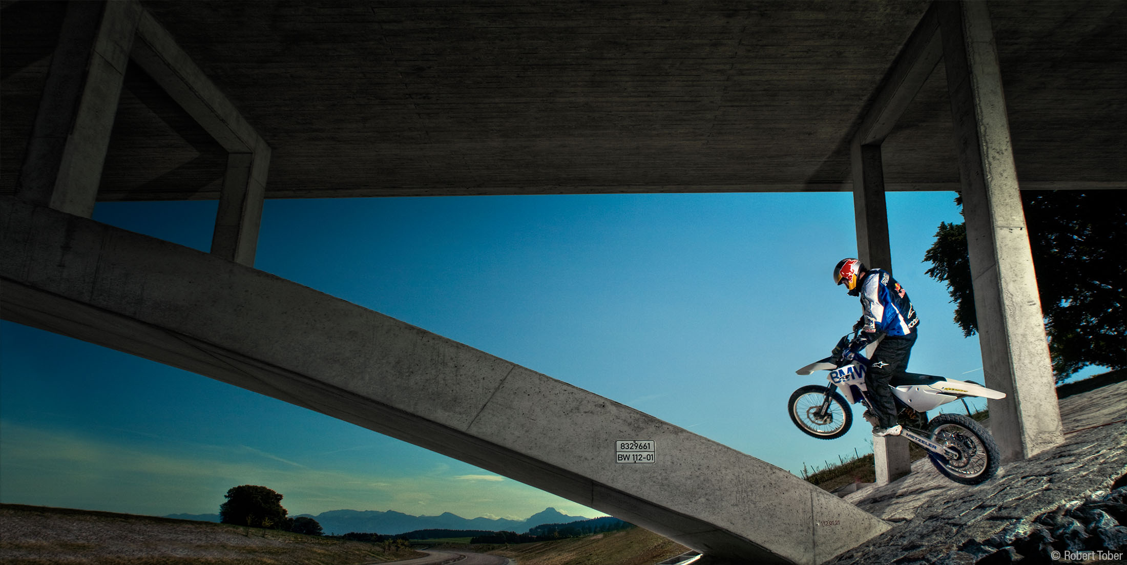 red-bull-stunt-bike-chris-pfeiffer-extreme-sports-robert-tober-fotograf-sterngasse-8